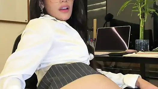 Güzel Sekreter Birbirlerinin Poposundan Sevişmeyi Sever