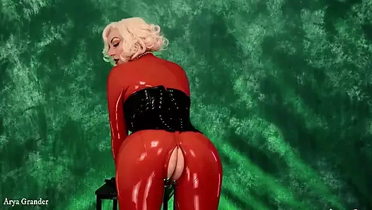 Lateksli orta yaşlı seksi kadın, meme ucu kıskaçları ve anal tıkaç