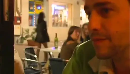Güzel götlü piliç kanepede ateşli yarağa biniyor