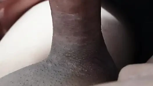 Büyük doğal memeli evli kadın yakın çekim sakso çekiyor ve yüzüne boşalıyor
