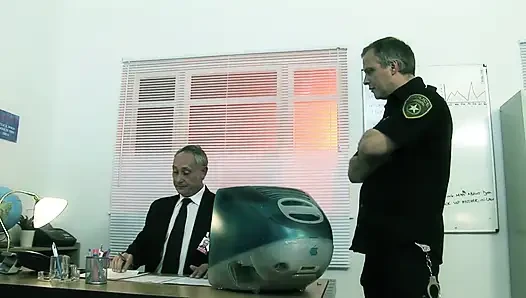 Büyük memeli esmer iki polis memuru tarafından sikiliyor