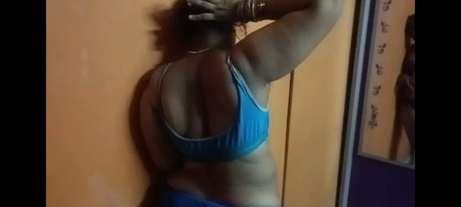 Mavi sutyen ve külot giyen teyze seks yapıyor