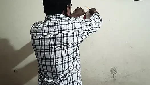 Azgın komşu teyzem genç bir adamı baştan çıkarıyor genç oğlan Telugu sesiyle sikişiyor
