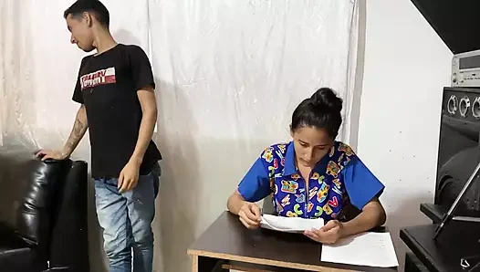 Büyük memeli öğretmeni sikiyorum ve onları sağıyorum