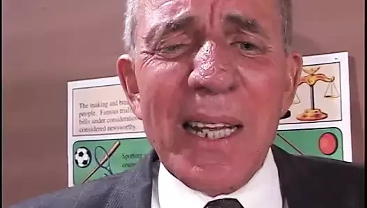 Sevimli genç kız her iki delikten de yarağı alıyor