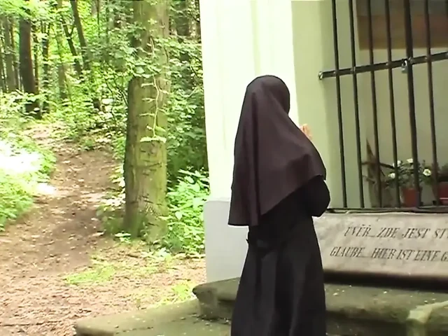 Трахаю киску, трахаю пальцами в лесу... сперма в рот