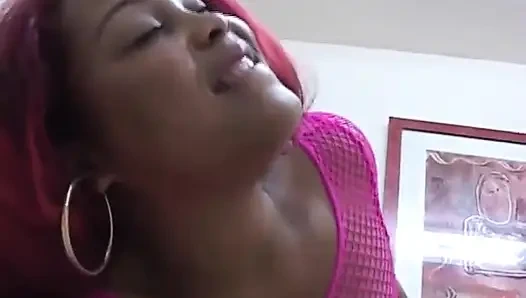 Sarılan vücutlu zenci kızlar ağızda büyük yarağı seviyor... ağzına boşalma