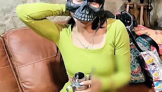 Küçük sütlü orta yaşlı seksi kadın