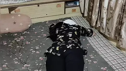 Hintli kadın fışkırtıyor