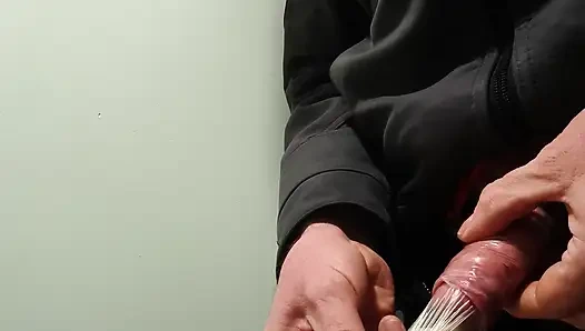 İş yerinde prezervatifle mastürbasyon ve boşalma.