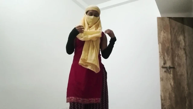 Ateşli Hintli kadın evde sert domalarak sikişiyor