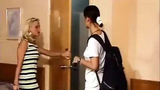 Lezbiyenler seks oyuncaklarını ortaya çıkarıyor