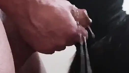 MILF ağzına bir penis alıyor ve iyi bir boşalma atışı yapıyor