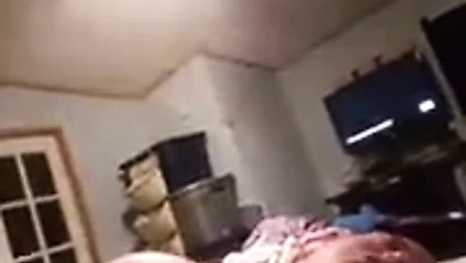 Karısı oyuncaklarıyla oynuyor