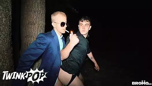 Azgın adam jakob de lung ormanda Tom Bacan'ın büyük yarağıyla sikiliyor -twinkpop