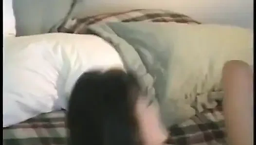 Bu mükemmel genç Asyalı esmer yarak emicinin amında güzel sert sikiş