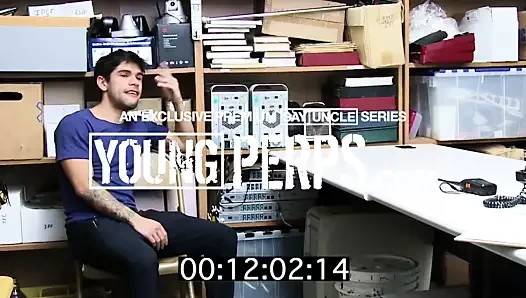 Esnek çocuk, kaslı üvey babasının ona katılmasını sağlar