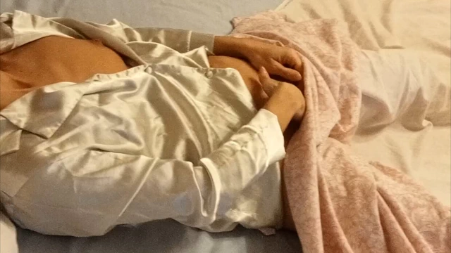 Ateşli evli kadın zaten azgın olarak uyanıyor ve kendini parmaklıyor, kesinlikle daha fazla sikilmeye ihtiyacı var...