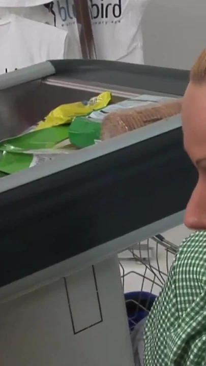 Захватывающий момент из "Секс вчетвером в продуктовом магазине начинается, когда две милфы-блондинки соблазняют своего клиента своими большими сиськами"