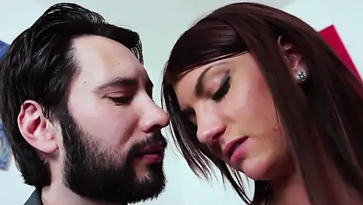 Vahşi genç kaltak zar zor sikilmeyi seviyor