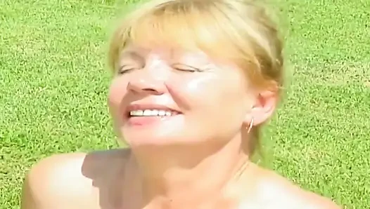 Yaşlı olgunlar sahnesi 4 - olgun tombul sarışın havuzda sikişiyor