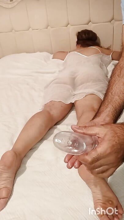 Türk ev kadını evde masaj yaptırıyor