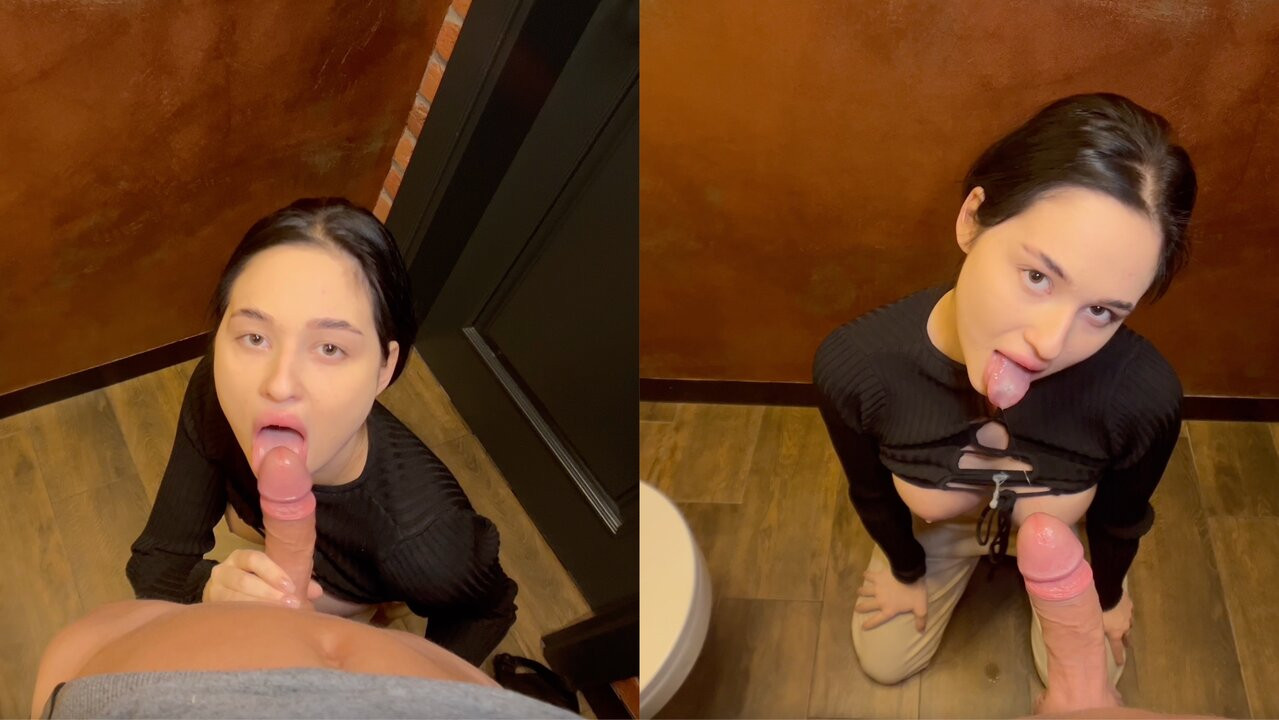 Üvey kızkardeş bir bahsi kaybetti ve bana restoranın umumi tuvaletinde oral seks yapmak zorunda kaldı
