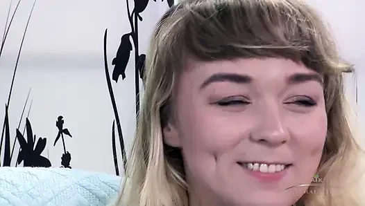 Çok kıllı Felicia Fisher gür amcığını ve kıllı koltuk altlarını gösteriyor sonra sert titreşimler alıyor
