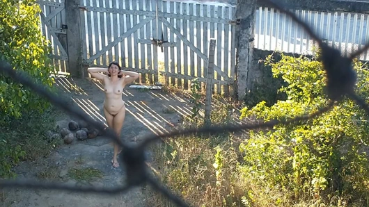 Karım açık havada tamamen çıplak yürüyor