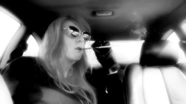 SENI BEKLIYORUM --- UZUN SIGARA TUTACAĞıN BIR ŞEKILDE FıŞKıRıYOR