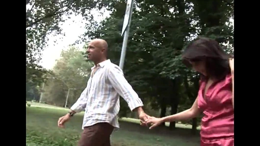 Sevimli esmer ij siyah çoraplı sert yarağa biniyor