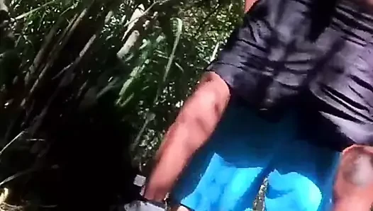 Siyah atlet, çalılıkta bilinmeyen kıçını yiyor