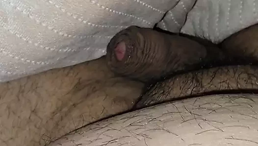 Şehvetli üvey kız kardeş erkek arkadaşının önünde üvey erkek kardeşine elle muamele çekiyor