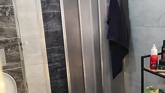 Üvey annem duştan sonra onu sevişmeme izin verdi!