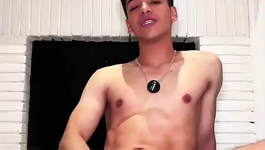 Yumuşak kaslı stud mastürbasyon yapıyor ve bir