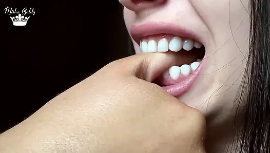 Erkek parmaklarını ve kolunu sert ısırıyor