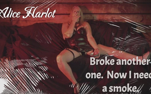 BDSM seansı sonrası sigara içiyor