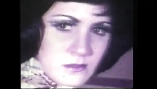 Seksi çoraplı sevimli bir esmer için Amerikan klasik üçlü seks iki adam tarafından sikiliyor