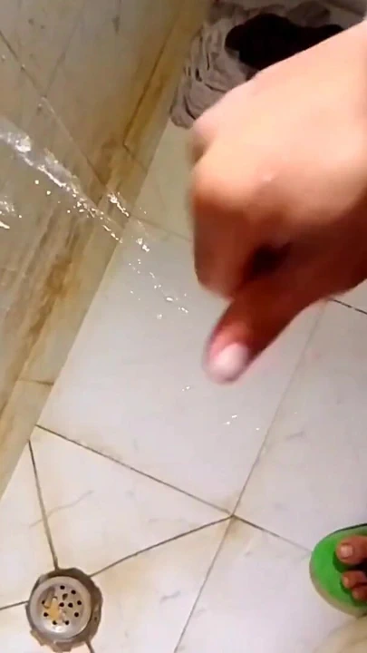 "Seksi oğlan banyosunda mastürbasyon yapıyor" dan heyecan verici an