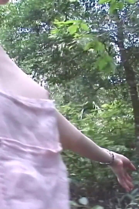 Seksi kızıl saçlı parkta çıplak