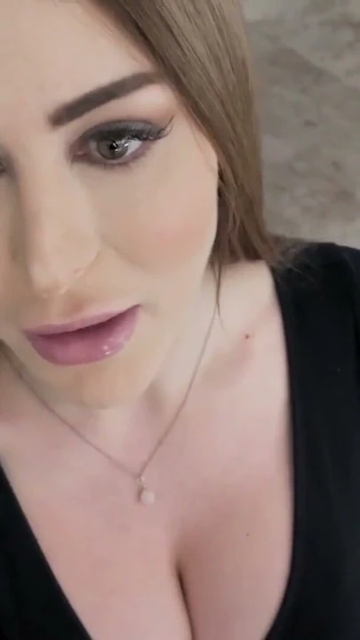 Mylf - şehvetli büyük memeli orta yaşlı seksi kadın seks düşkünü herifin mükemmel vücuduyla istediğini yapmasına izin veriyor | Klip 1