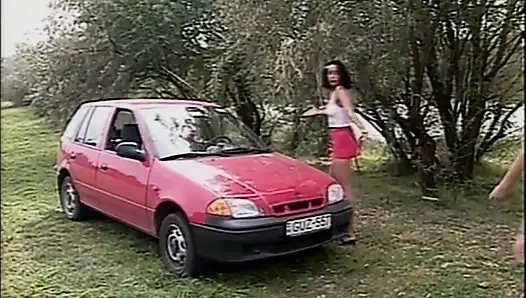 İki genç sürtük arabada alıp kırsala götürüldü açık havada dörtlü sekste sikiliyor