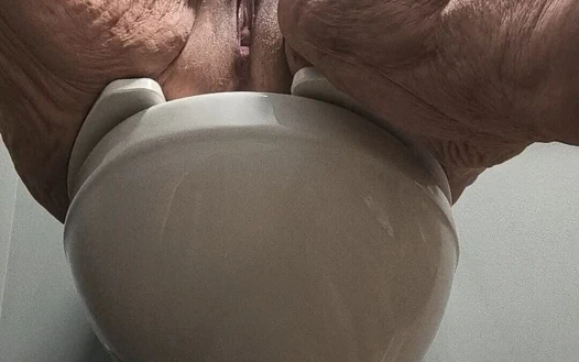 Amcığını tuvalette ovuşturuyor