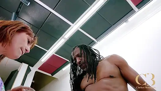 Kızıl saçlı orta yaşlı seksi kadın ile anal akrobatikler