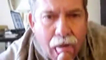 Seksi gümüş ayı inanılmaz bir kafa verir