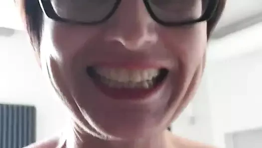 Julie ofiste çıplak fışkırtıyor