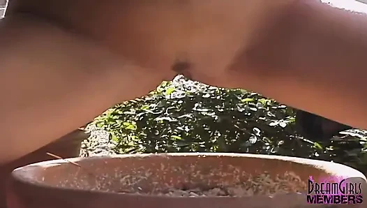 Dışarıda işerken sigara içiyor