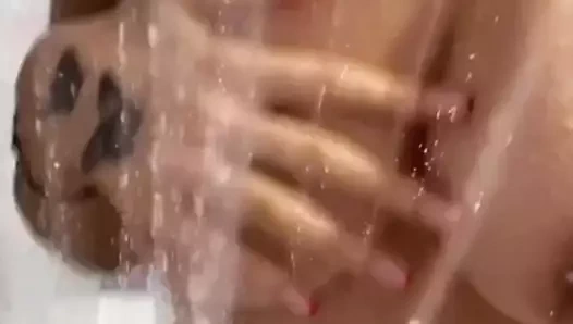 Amatör sürtük tek başına mastürbasyon yapıyor