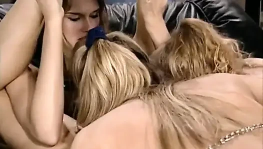 Yaramaz kızlar tutkulu üçlü seks yapıyor