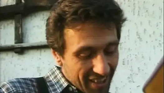 Büyük memeli sarışın orta yaşlı seksi kadın ile klasik üçlü seks iki büyük yarakla sikiliyor